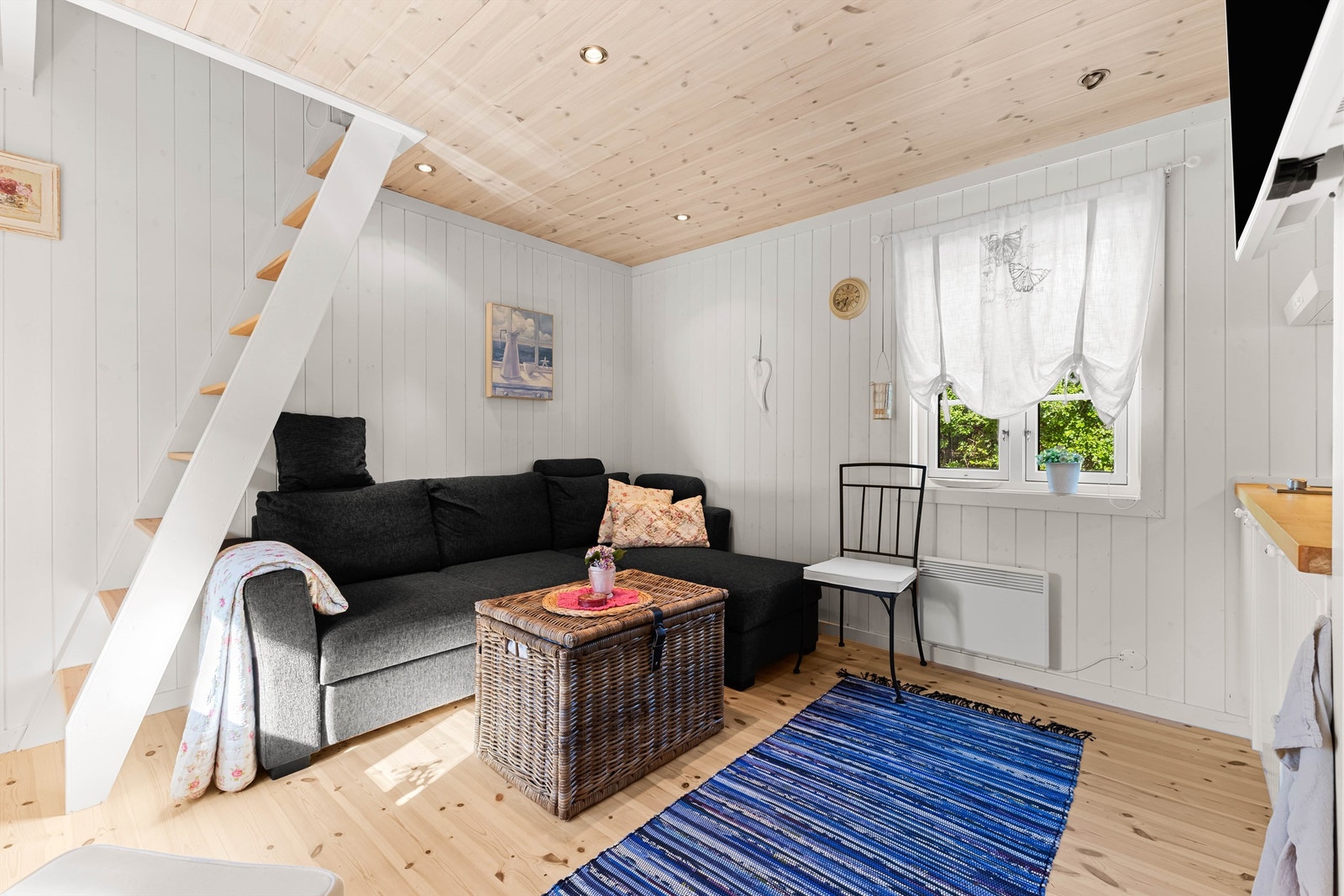 Stue/soverom i anneks med hems Galleribilde