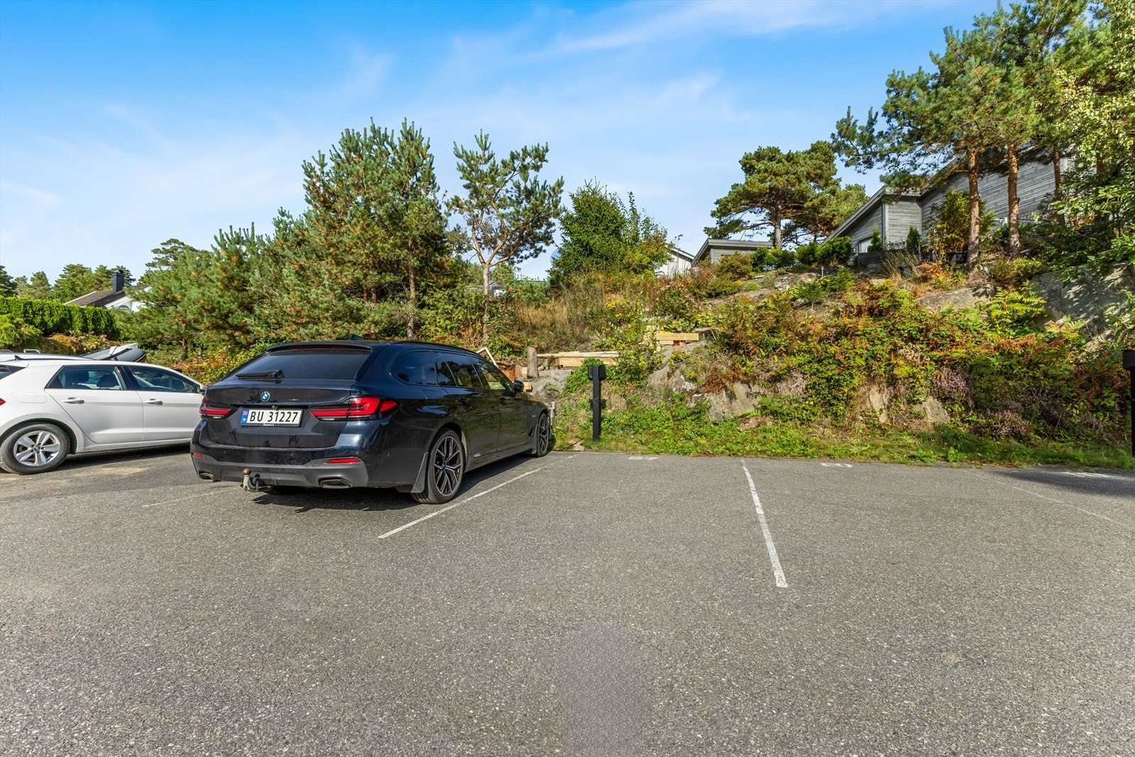 2 stk p-plasser på felles parkeringsplass følger med eiendommen. Det er montert el-billadere på parkeringen som er en del av fellesanlegg til sameiet. Galleribilde