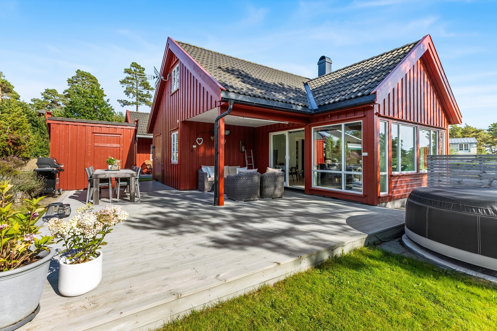 Flott fritidsbolig med stor usjenert terrasse og solrik beliggenhet Galleribilde