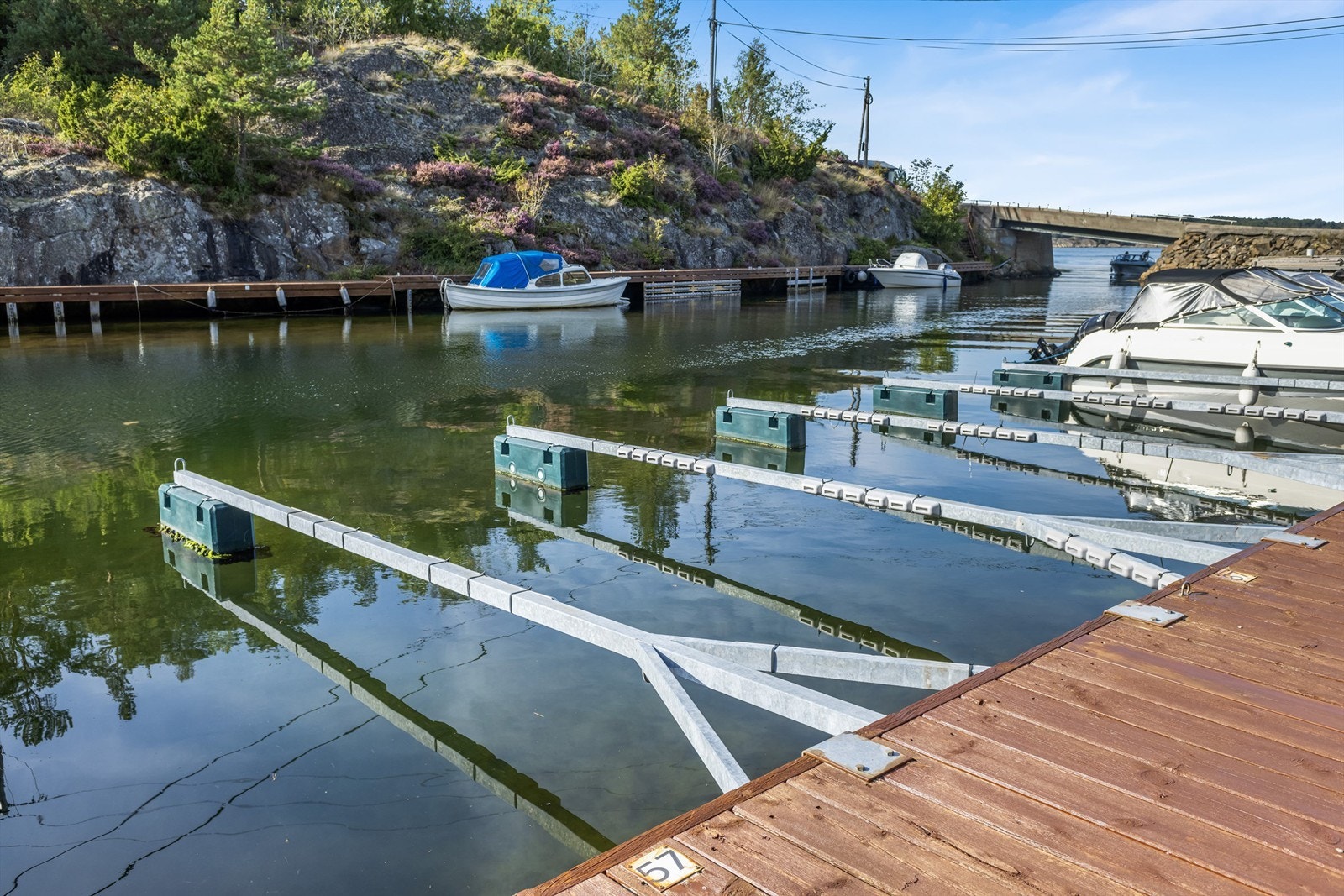 Kort avstand til tinglyst båtplass som følger med eiendommen. Herfra er veien også kort til vakre svaberg og en idyllisk skjærgård. Galleribilde