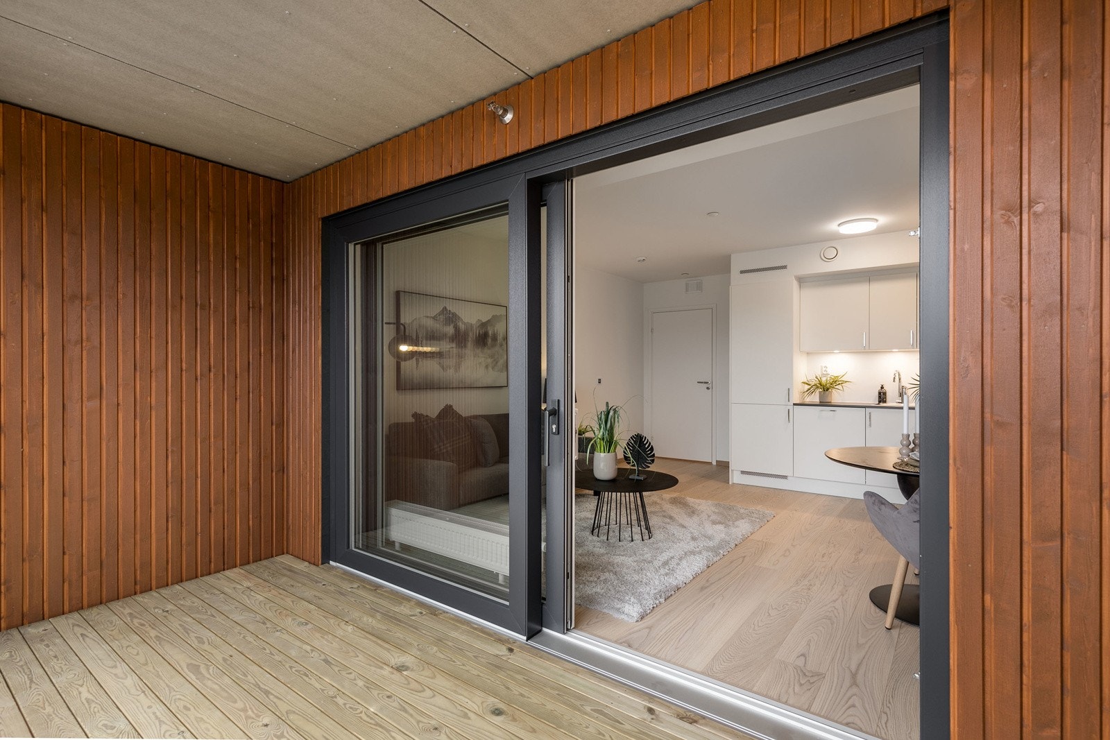 Utgang til sydvestvendt balkong på 8 kvm. Galleribilde