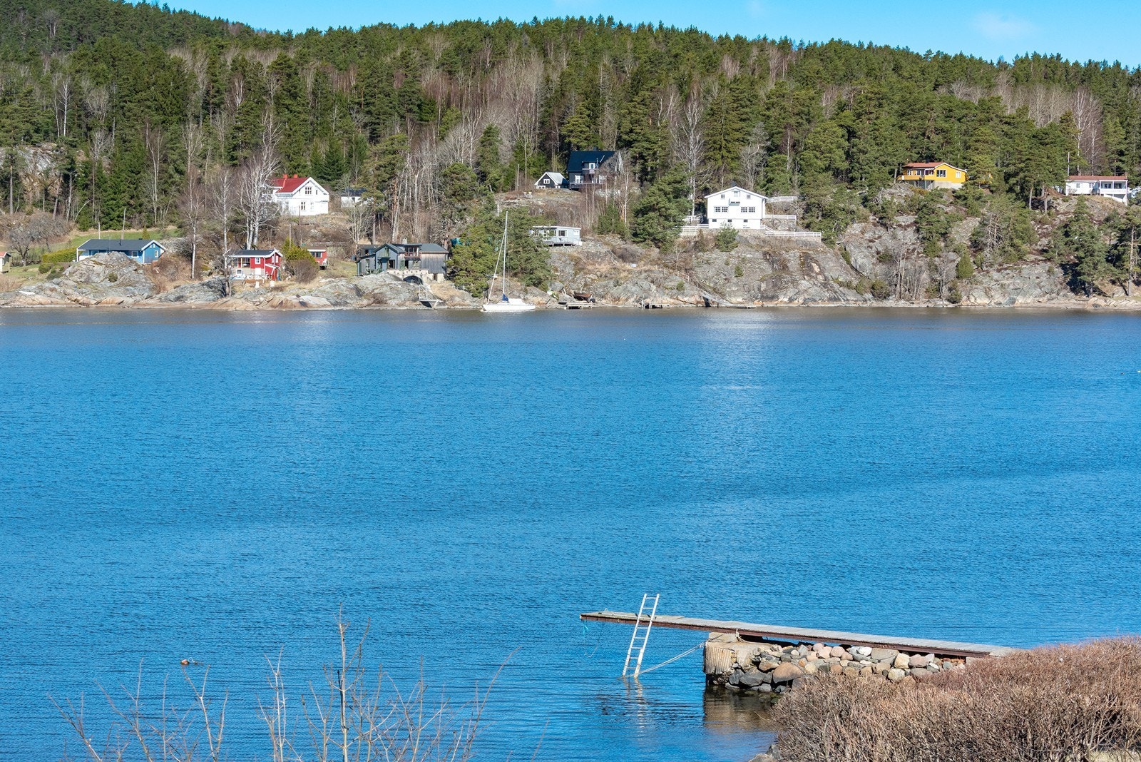 Det medfølger rett til båtplass, brygge og strand likke nedenfor eiendommen. Galleribilde