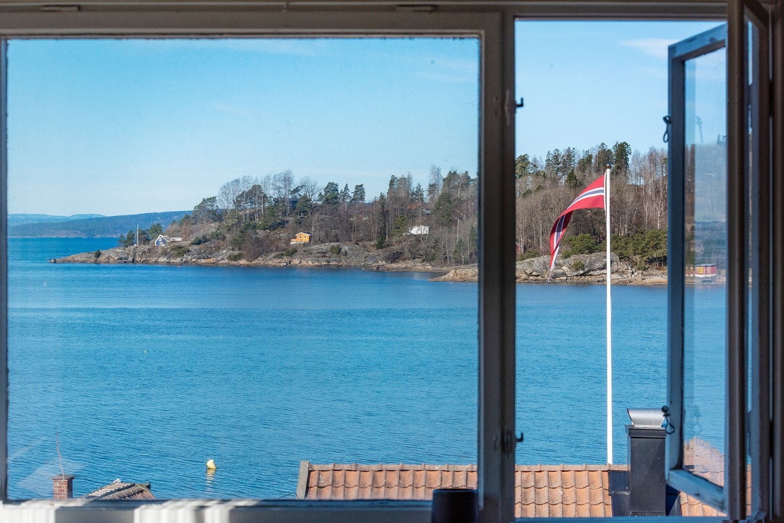 Den åpne utsikten mot fjorden gir en følelse av ro og frihet året rundt. Galleribilde