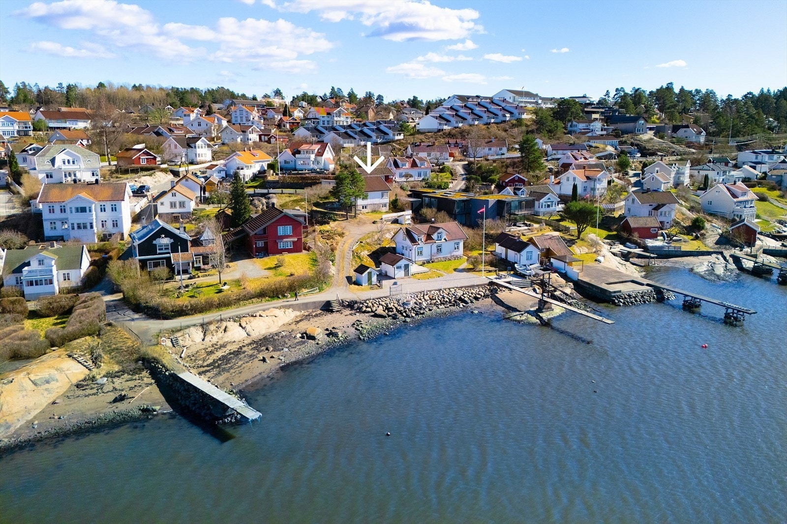 Boligen har en unik og solrik beliggenhet i en blindvei, like ved vannkanten. Galleribilde