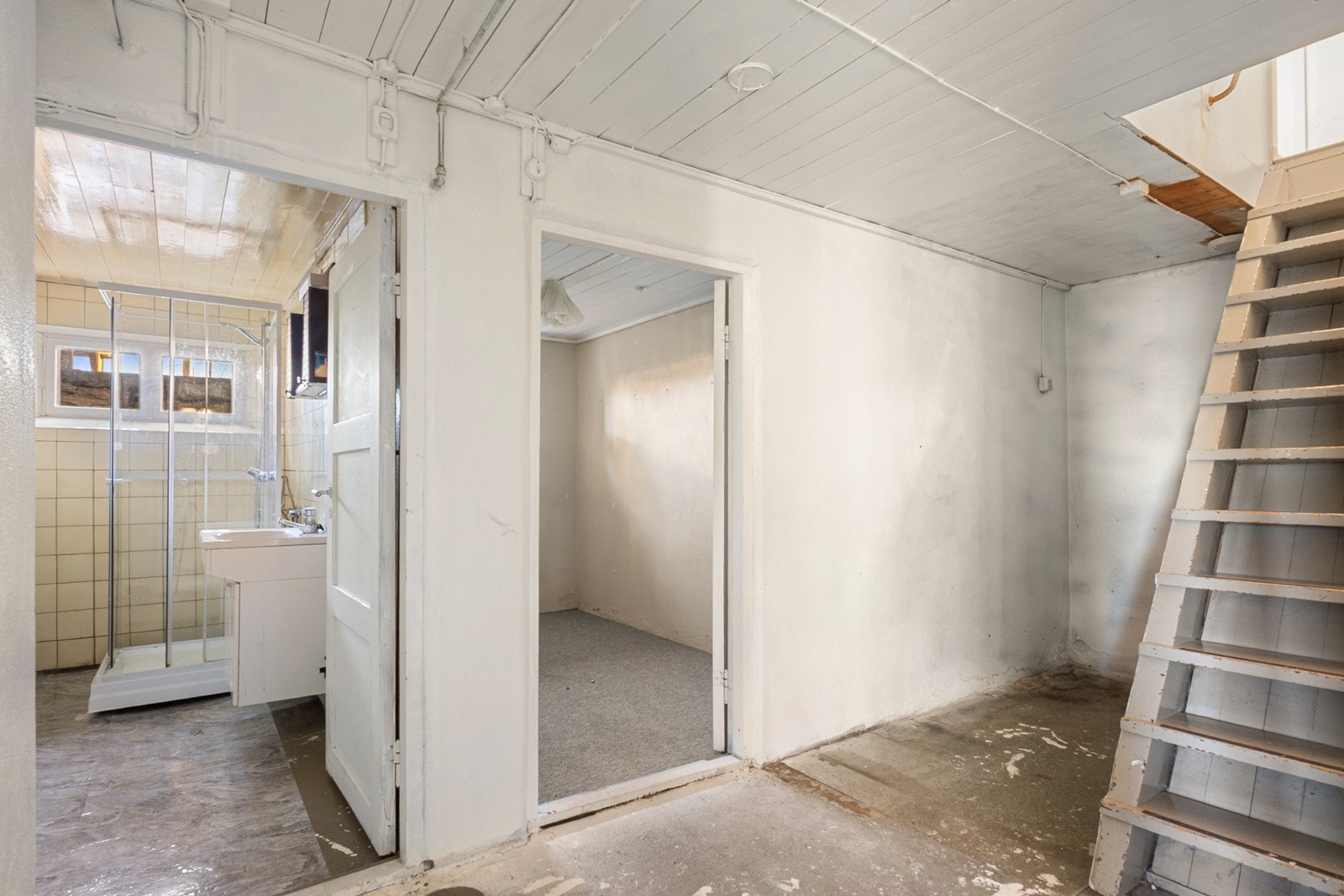 Underetasjen byr på to soverom, eldre bad, separat toalettrom, samt oppbevaringsmuligheter i boder. Galleribilde