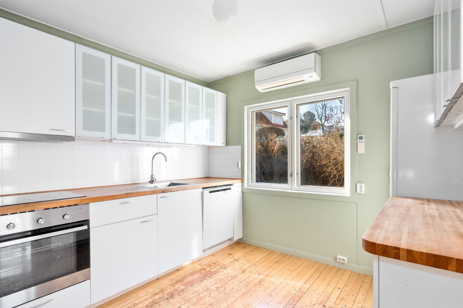 Innredningen har slette fronter i malt MDF og benkeplate i heltre eik. Galleribilde