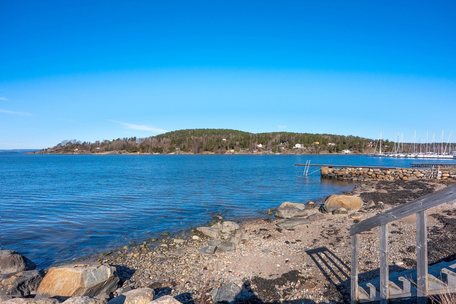 Det medfølger rett til båtplass, brygge og strand like nedenfor eiendommen. Galleribilde