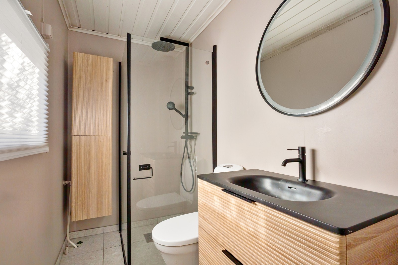Boligen har to bad. Badet i hovedetasjen ligger ved inngangen og ble oppgradert i 2025, med nyere overflater og innredning. Galleribilde
