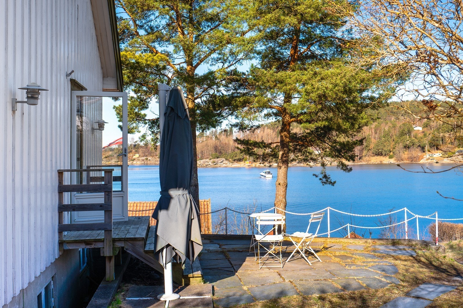 Furutrærne skjermer uteplassen for solen når dagen er på sitt varmeste, og skaper en lun og behagelig atmosfære gjennom sommeren. Galleribilde