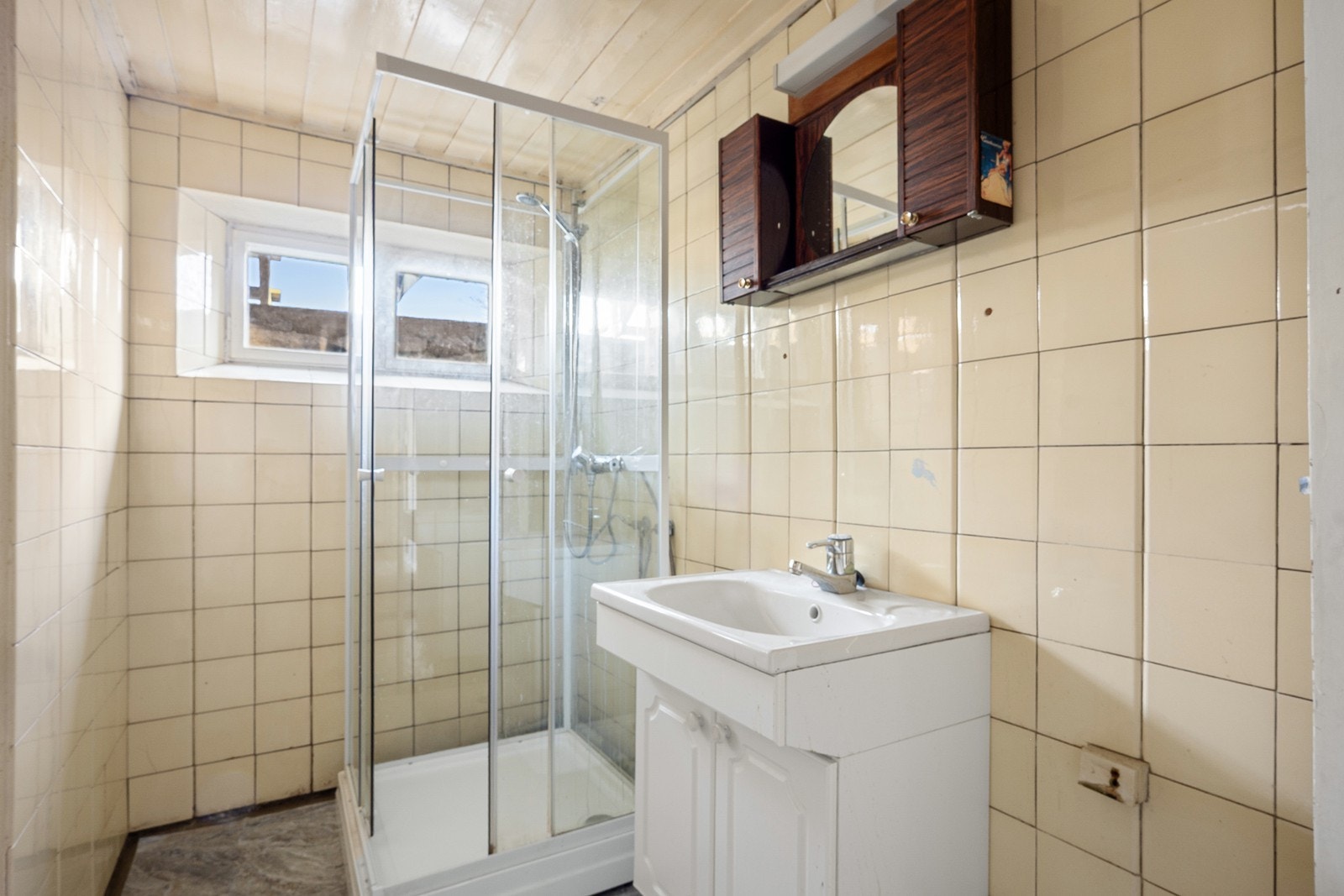 Badet i underetasjen har enkel standard og må påregnes oppgradert for å tilfredsstille dagens standard. Bruk av dusjkabinett bidrar til redusert vannbelastning ved dagens bruk. Galleribilde