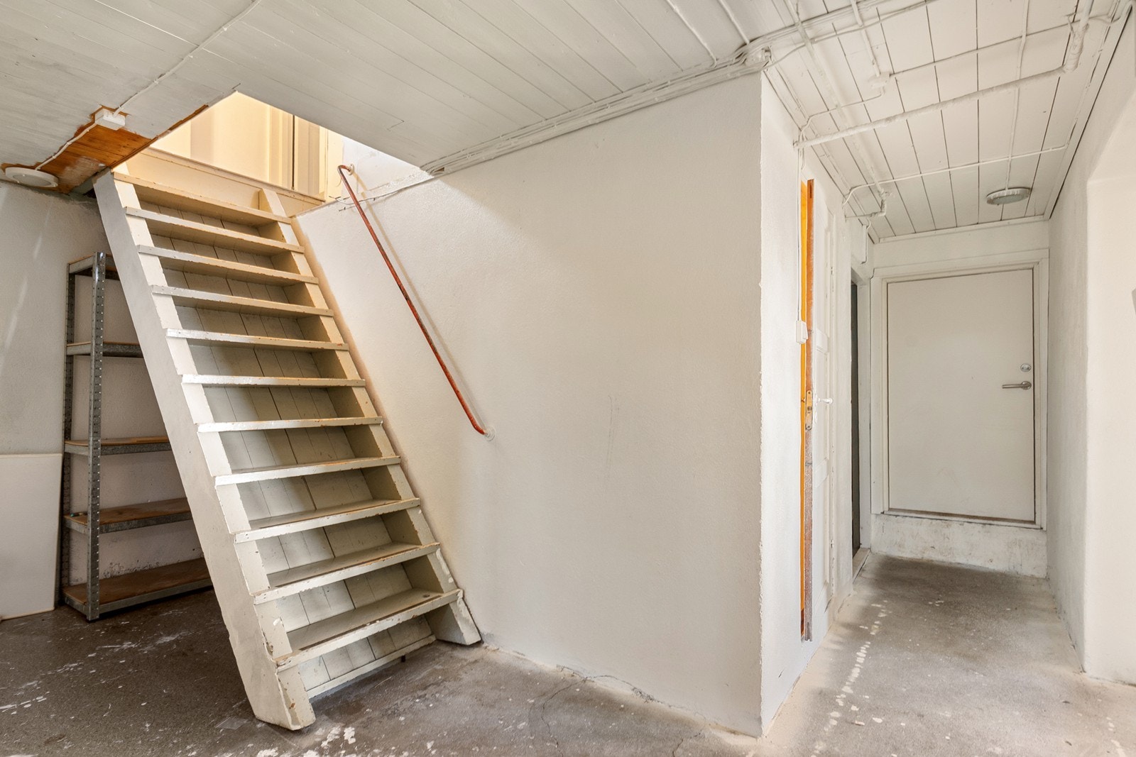 I tegningene tilknyttet rammetillatelsen er underetasjen tegnet inn med ekstra stue, bad og to soverom. Galleribilde