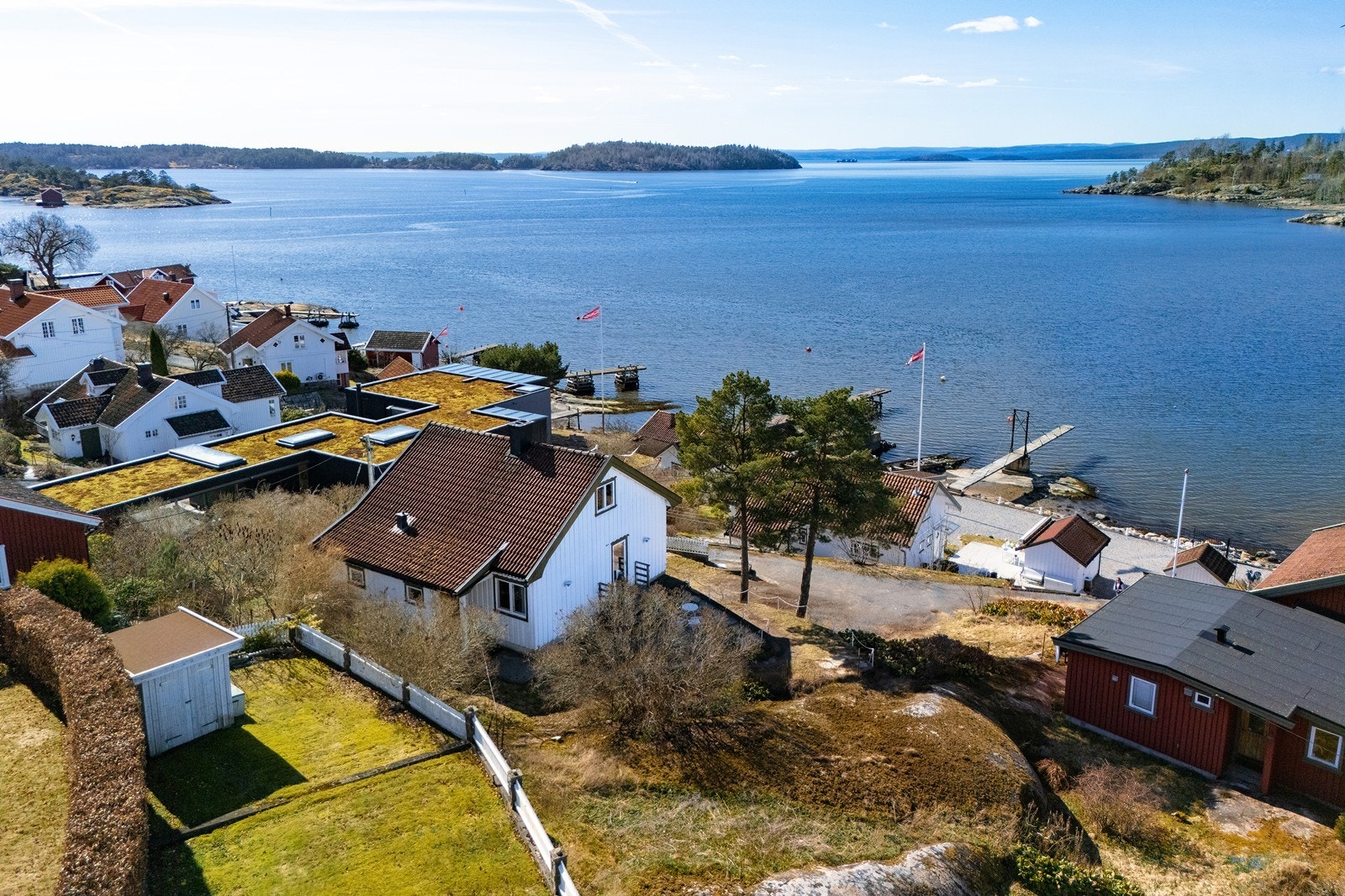 Eiendommen har en naturskjønn og idyllisk plassering kun få meter fra Sonsbukta og rett ved Son sentrum. Galleribilde