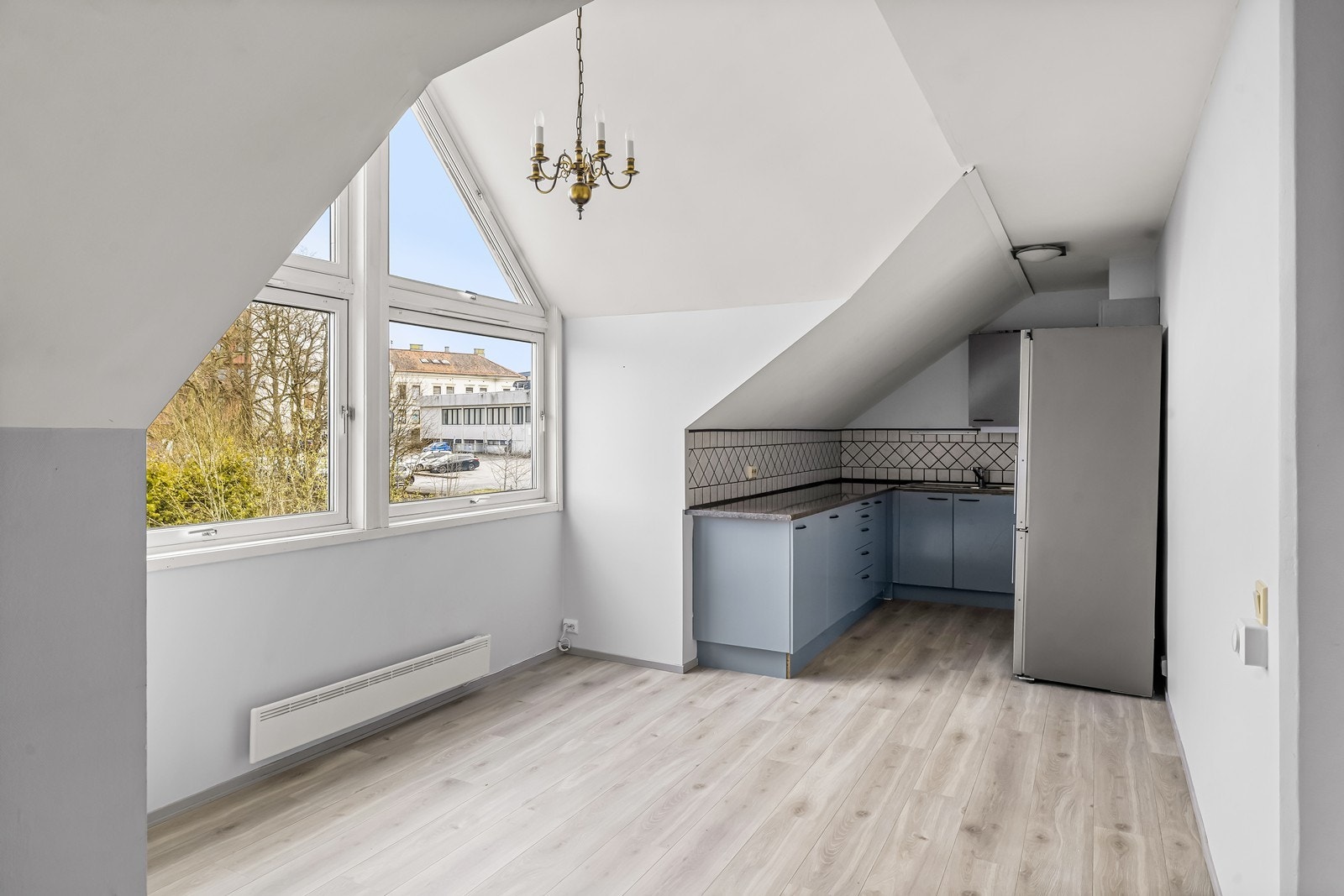 Kjøkkenet er plassert i en åpen løsning med stuen, med store vindusflater som gir rikelig med dagslys. Galleribilde