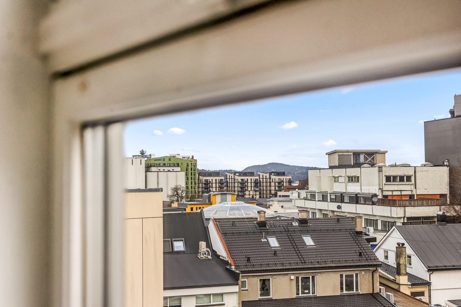Fra leilighetens vinduer har man utsyn over nærområdet. Galleribilde
