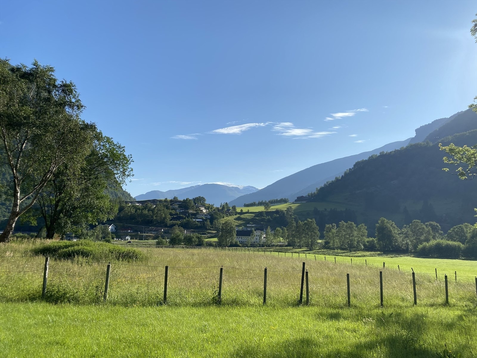 Perfekt utgangspunkt for friluftsliv, med både fjell og fjord lett tilgjengelig Galleribilde