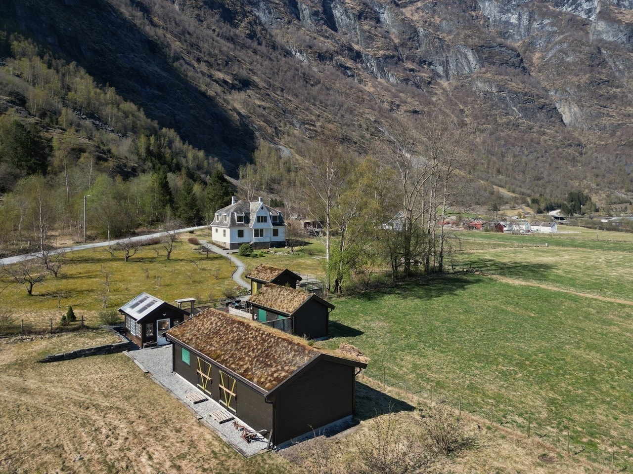 Eiendom med unik kombinasjon av fjord, fjell og frodig kulturlandskap Galleribilde