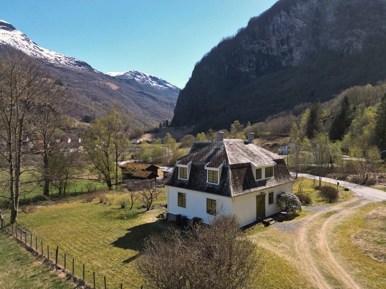 Værhet til kjente attraksjoner som Flåmsbana og Aurlandsfjorden Galleribilde