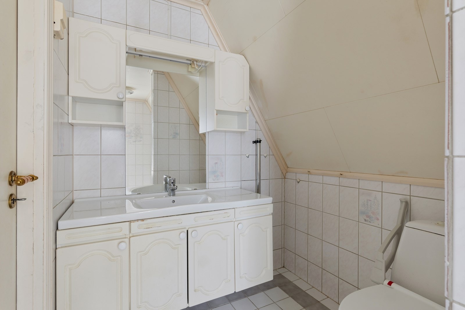 Badet i andre etasje har fliser på gulv og vegger, og er utstyrt med servantskap. Galleribilde
