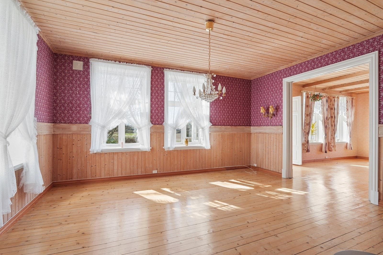 Den andre stuen står med tilknytning til kjøkkenet og egner seg godt til en spisestue. Galleribilde
