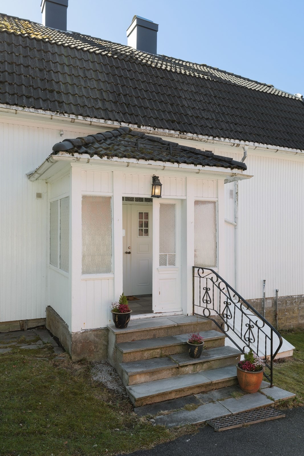 Hovedinngangen via overbygget inngangsparti. Galleribilde
