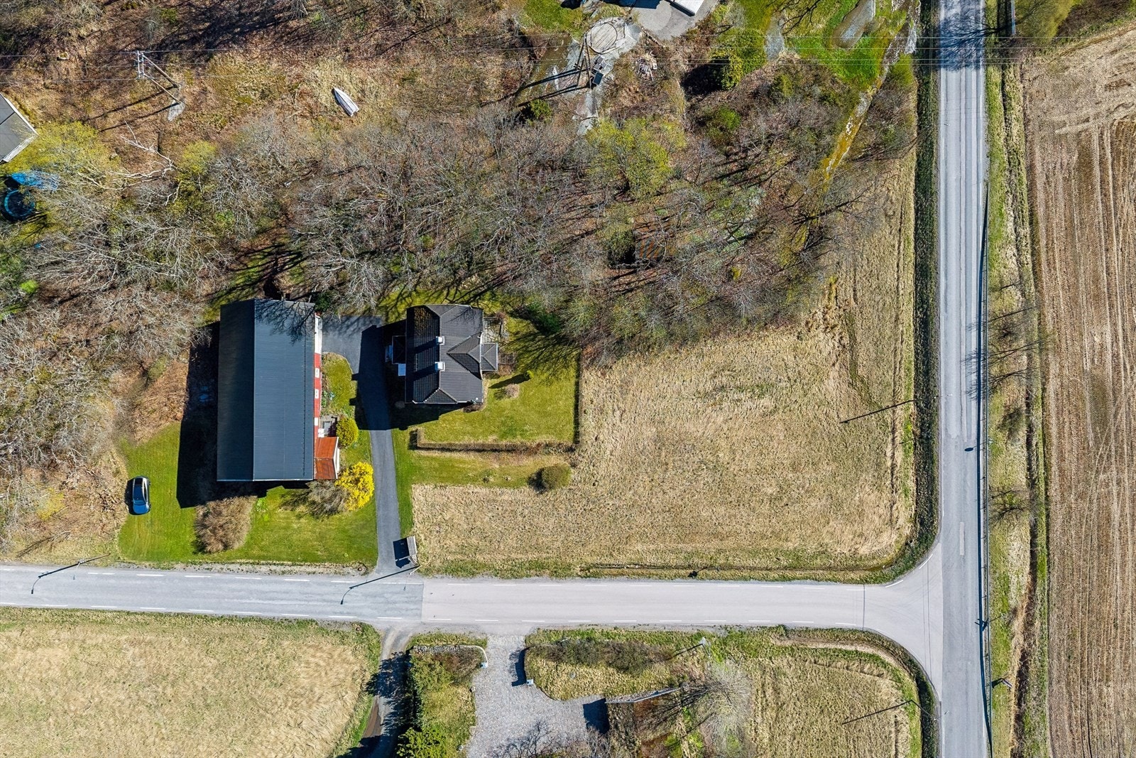 En landlig beliggenhet med nærhet til både natur og sjø, og kun en kort kjøretur til Sandefjord sentrum. Galleribilde