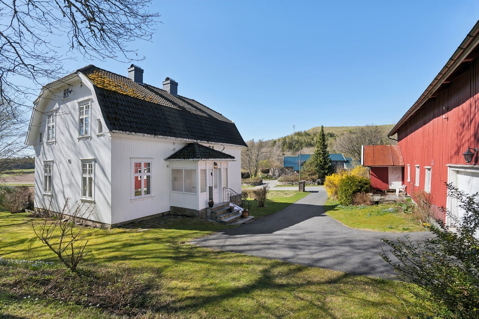 På eiendommen står en stor låve, som gir rikelig med lagringsplass og muligheter. Våningshuset og låven danner et tradisjonsrikt tun. Galleribilde