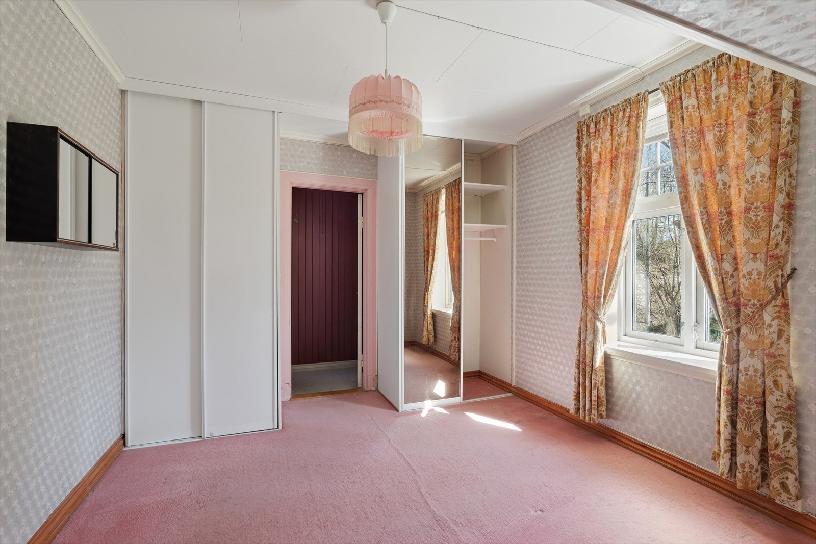 Rommet er utstyrt med garderobeskap for god lagringsplass. Galleribilde