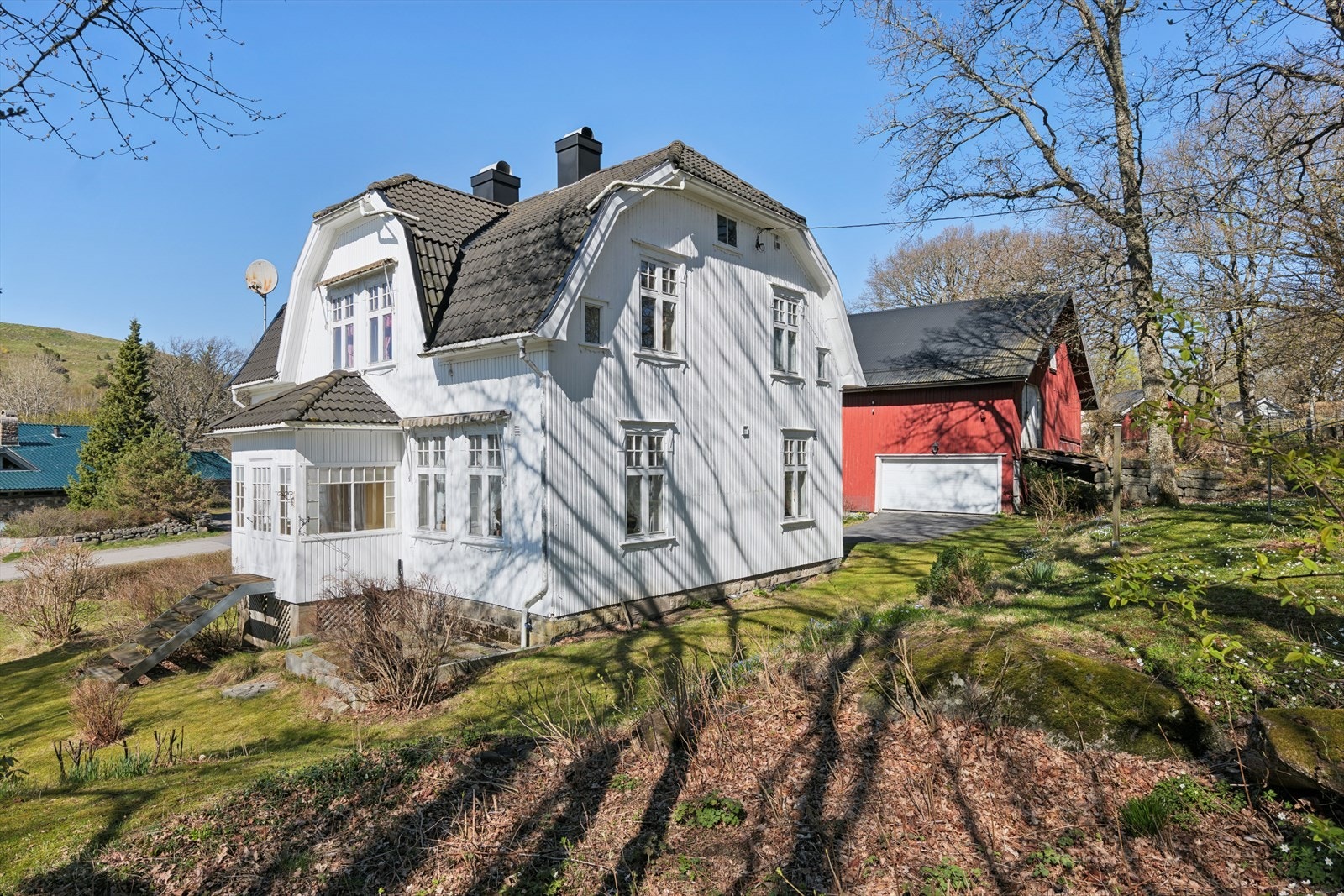 Våningshuset har en hvitmalt og fasaden har en klassisk stil. Galleribilde