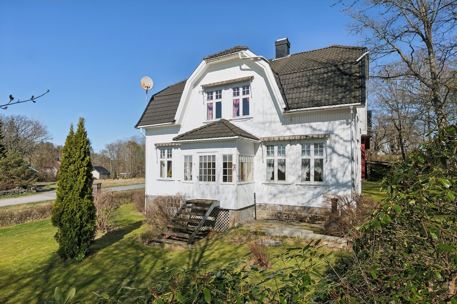 Fra denne siden av huset ser man hagestuen og trappen ned til hagen. Galleribilde