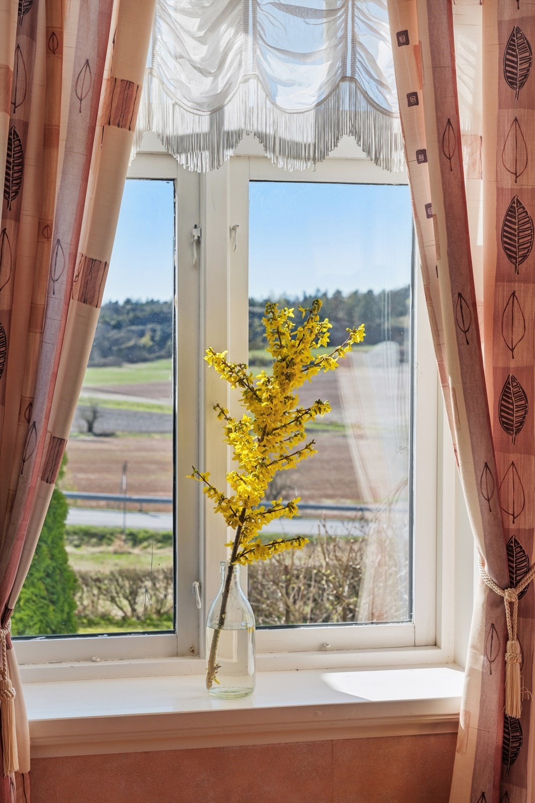 Fra vinduene har man utsikt over det omkringliggende landskapet. Galleribilde