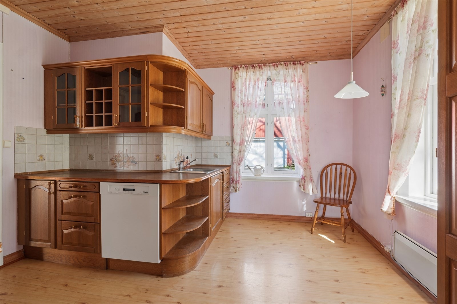 Kjøkkenet i første etasje har en innredning med profilerte eikefronter og laminat benkeplater. Galleribilde