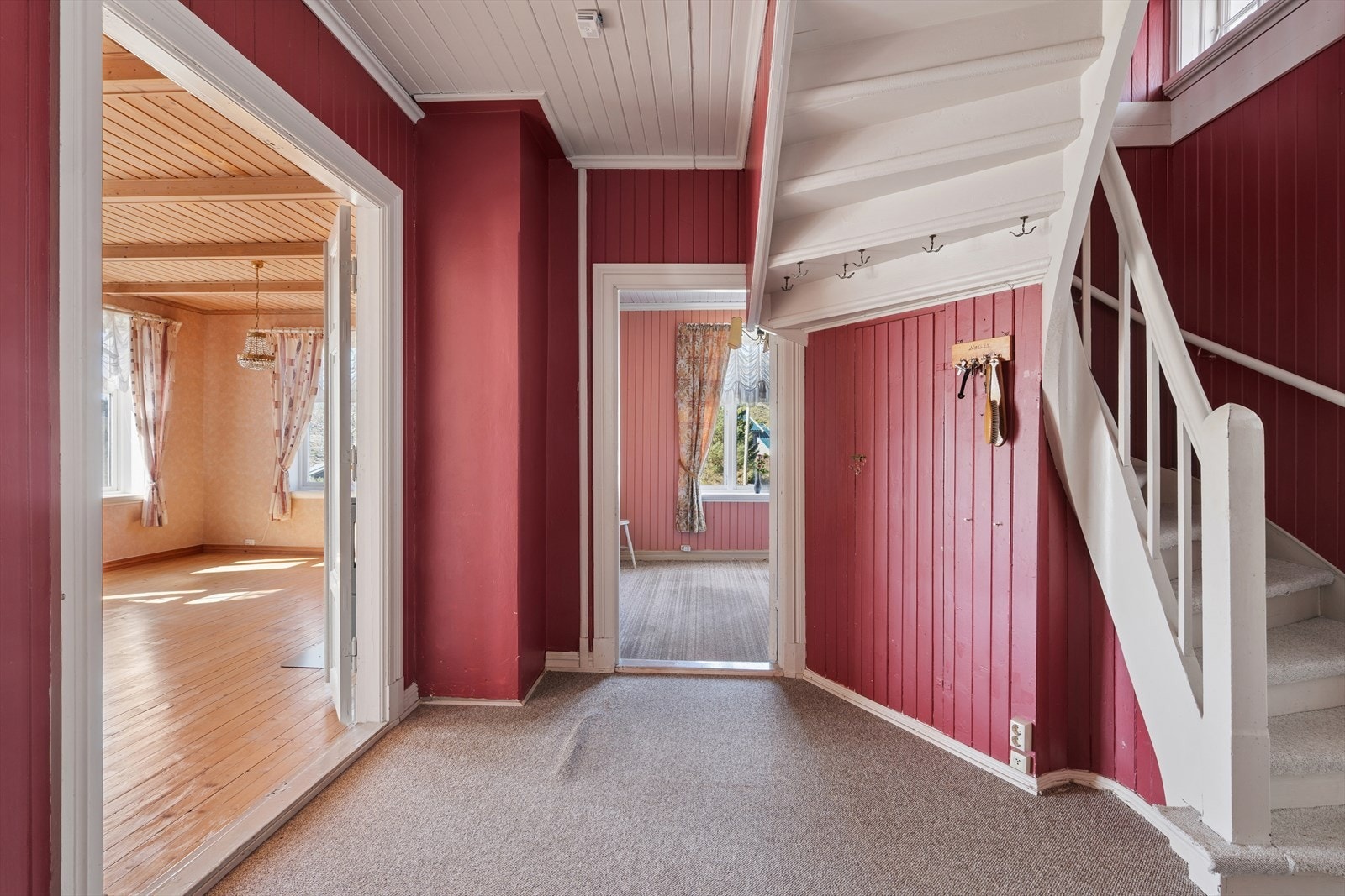 Her har man opphengsløsninger på vegger til yttertøy. Galleribilde