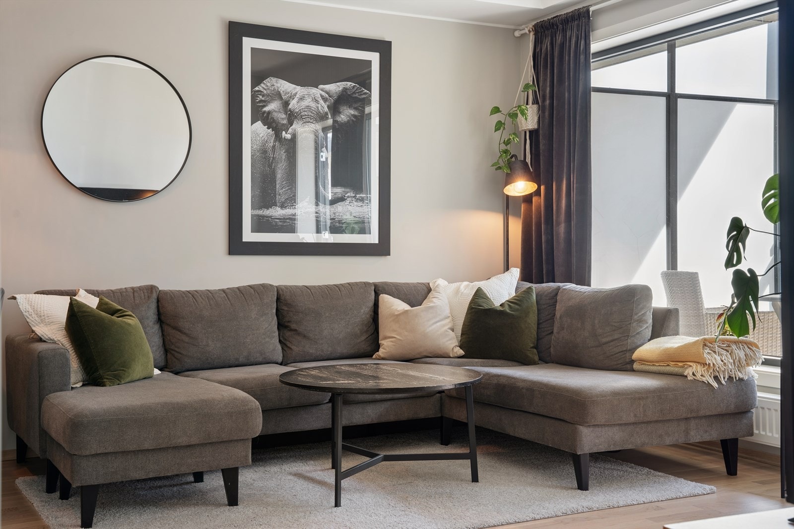 Stuen har god plass til en romslig sofagruppe for avslapning og sosiale sammenkomster. Galleribilde