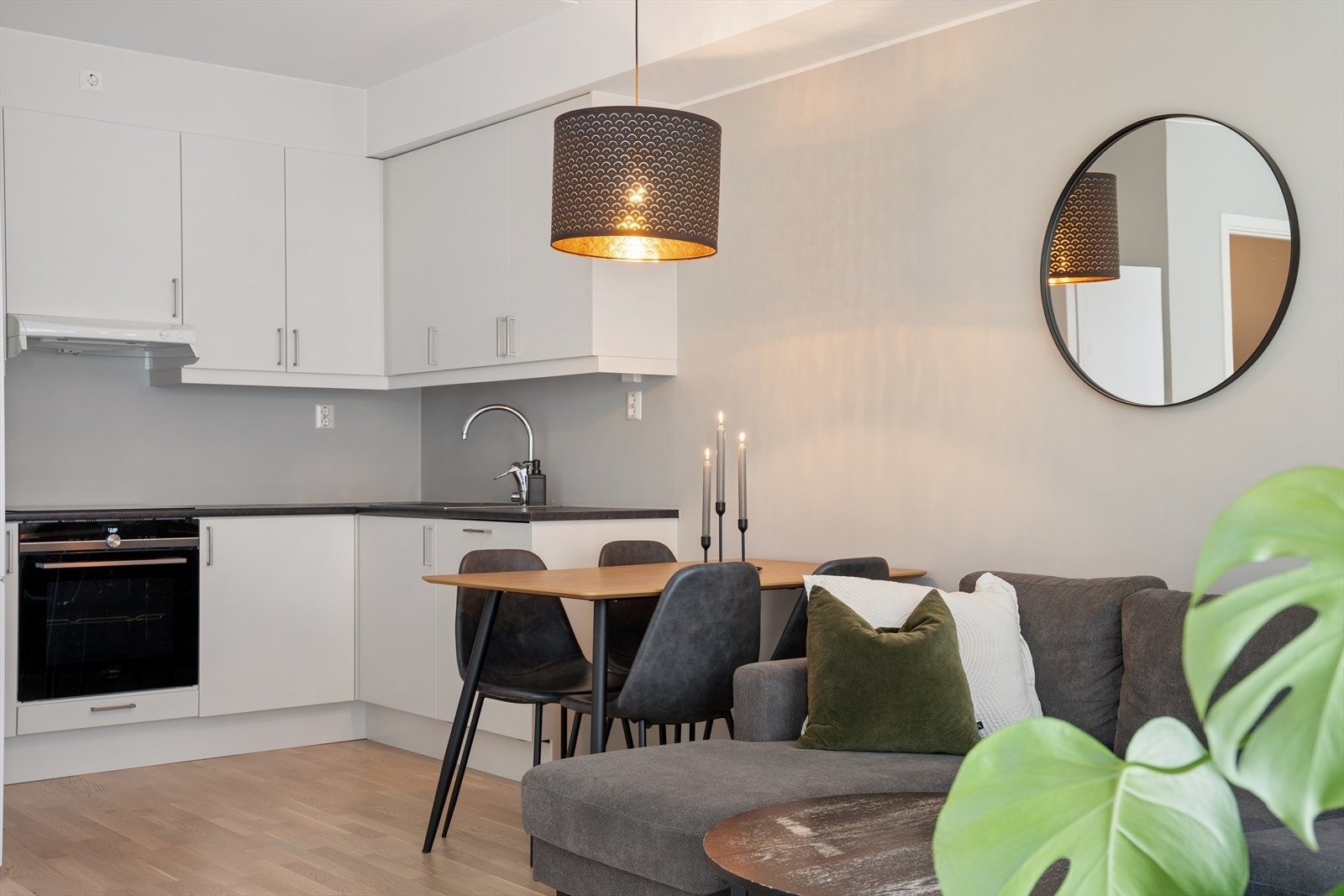 Kjøkkeninnredningen har glatte fronter og en slitesterk laminatbenkeplate. Det er en naturlig sone for spisebordet i overgangen mot stuen. Galleribilde