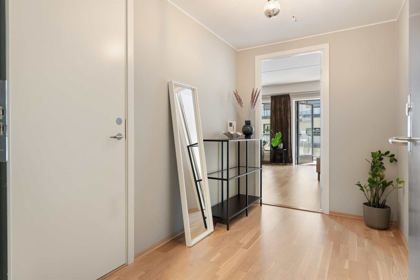 Her ønskes man velkommen inn i en innbydende og romslig entré. Her kan man henge fra seg sko og yttertøy. Galleribilde