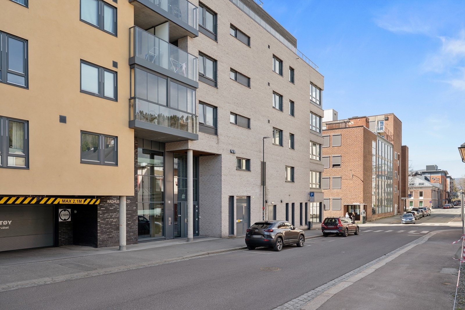 Fra gateplan er det adkomst til en felles trappegang med heis, som tar deg direkte opp til leiligheten. Velkommen til hyggelig visning! Galleribilde