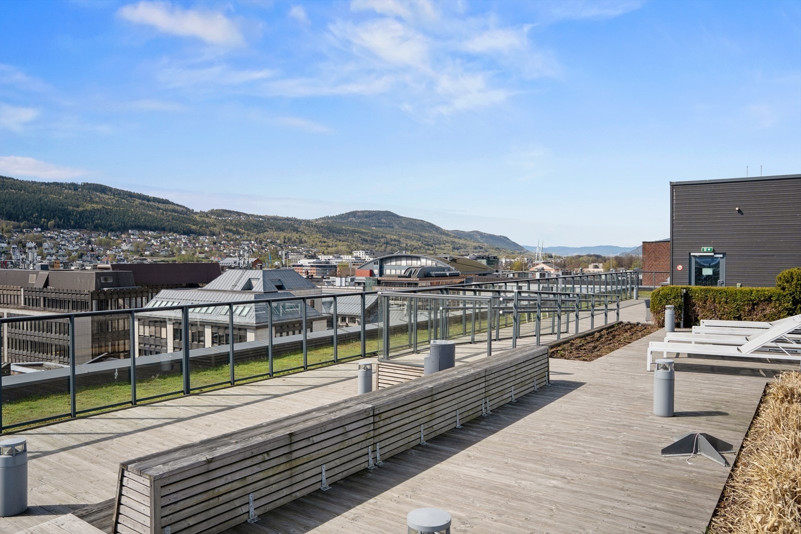 Beboerne har tilgang til en stor, felles takterrasse. Flott uteområde nå som sommeren er rett rundt hjørnet! Galleribilde