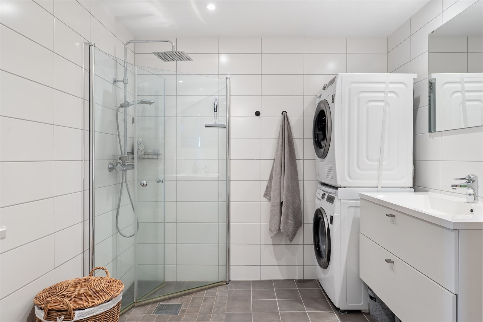 Dusjhjørne med innfellbare glassvegger utnytter plassen godt. Badet har balansert ventilasjon og sluk i stål med dokumentert membran. Galleribilde