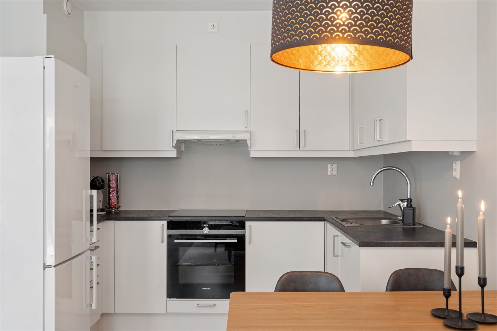 Kjøkkenet er utstyrt med stekeovn, koketopp og oppvaskmaskin. Ventilator er koblet til byggets sentrale avtrekksanlegg. Galleribilde
