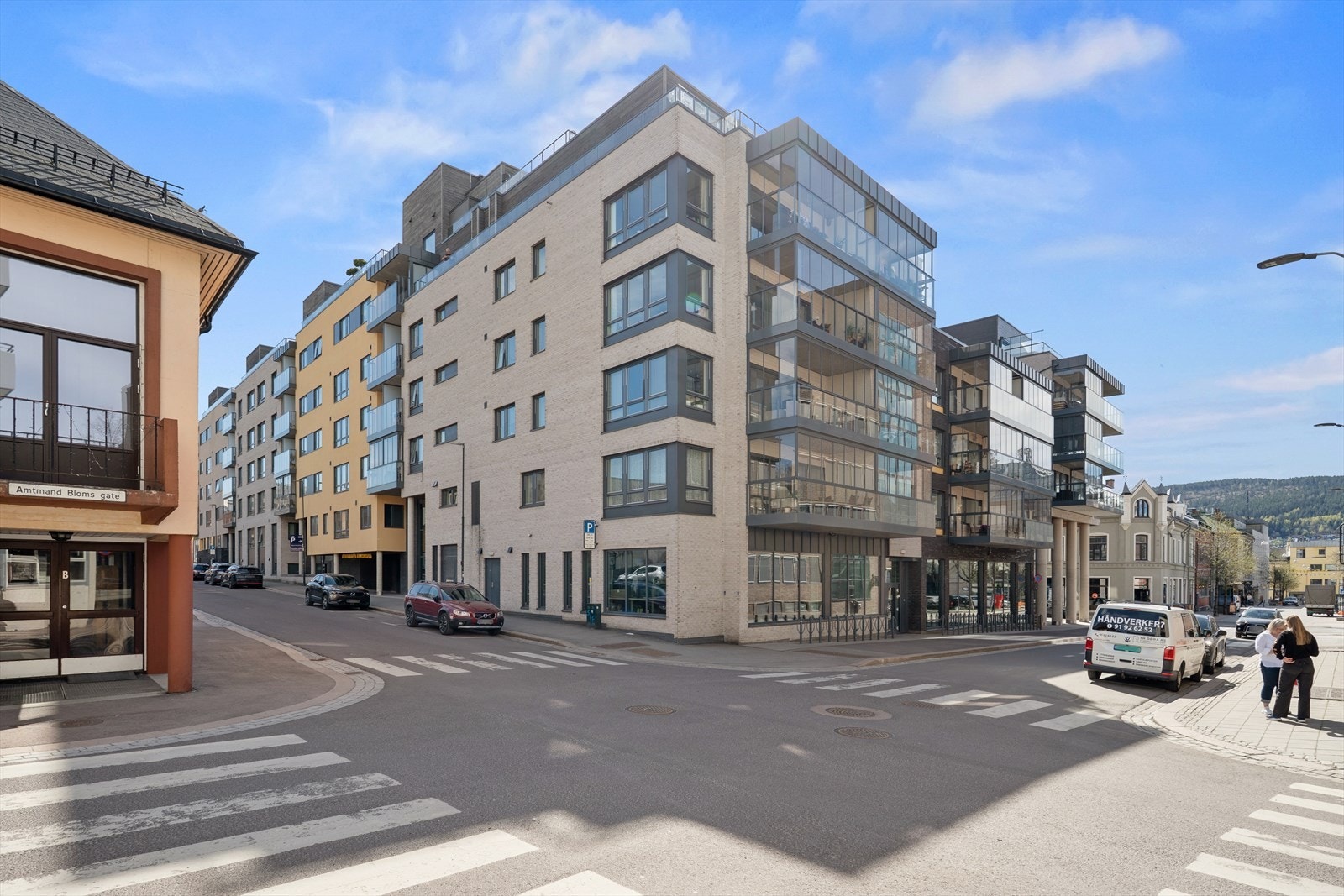 Eiendommen har en svært sentral beliggenhet, med umiddelbar nærhet til byens fasiliteter. Magasinet kjøpesenter ligger kun en kort spasertur unna. Galleribilde