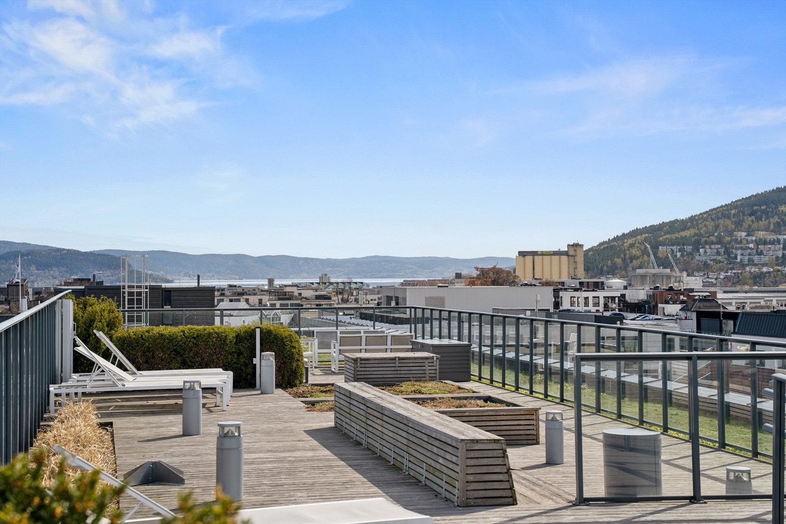 Solrik felles takterrasse hvor utsikten strekker seg mot Drammenselva og Bragernesåsen. Galleribilde