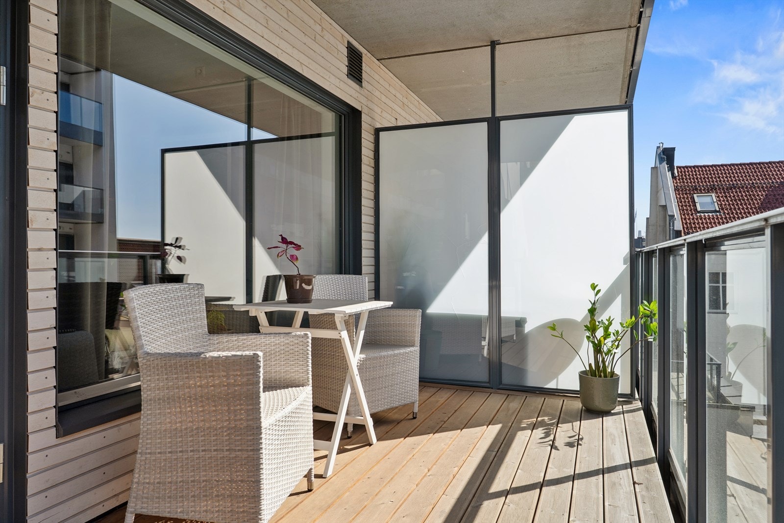 Balkongen på ca. 10 m² er en fin forlengelse av stuen, med god plass til utemøbler. Rekkverket i glass gir et moderne uttrykk. Galleribilde