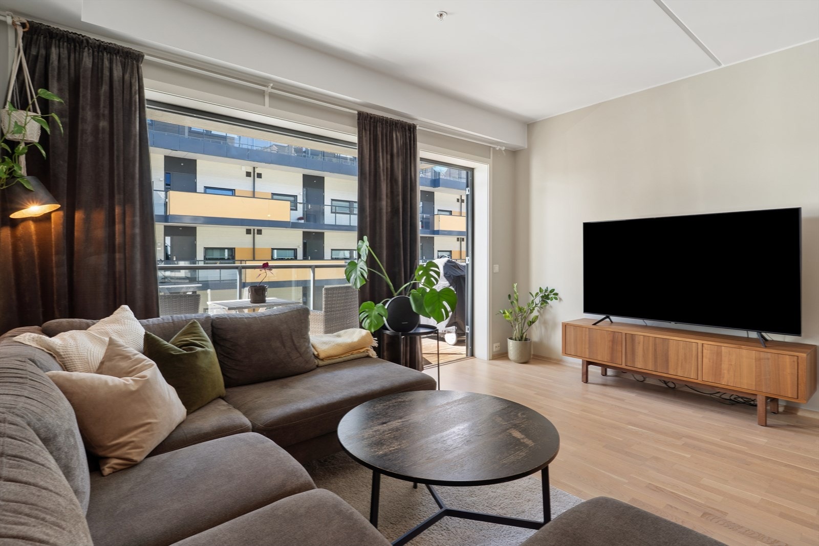 Komforten sikres av vannbåren varme via radiatorer Galleribilde