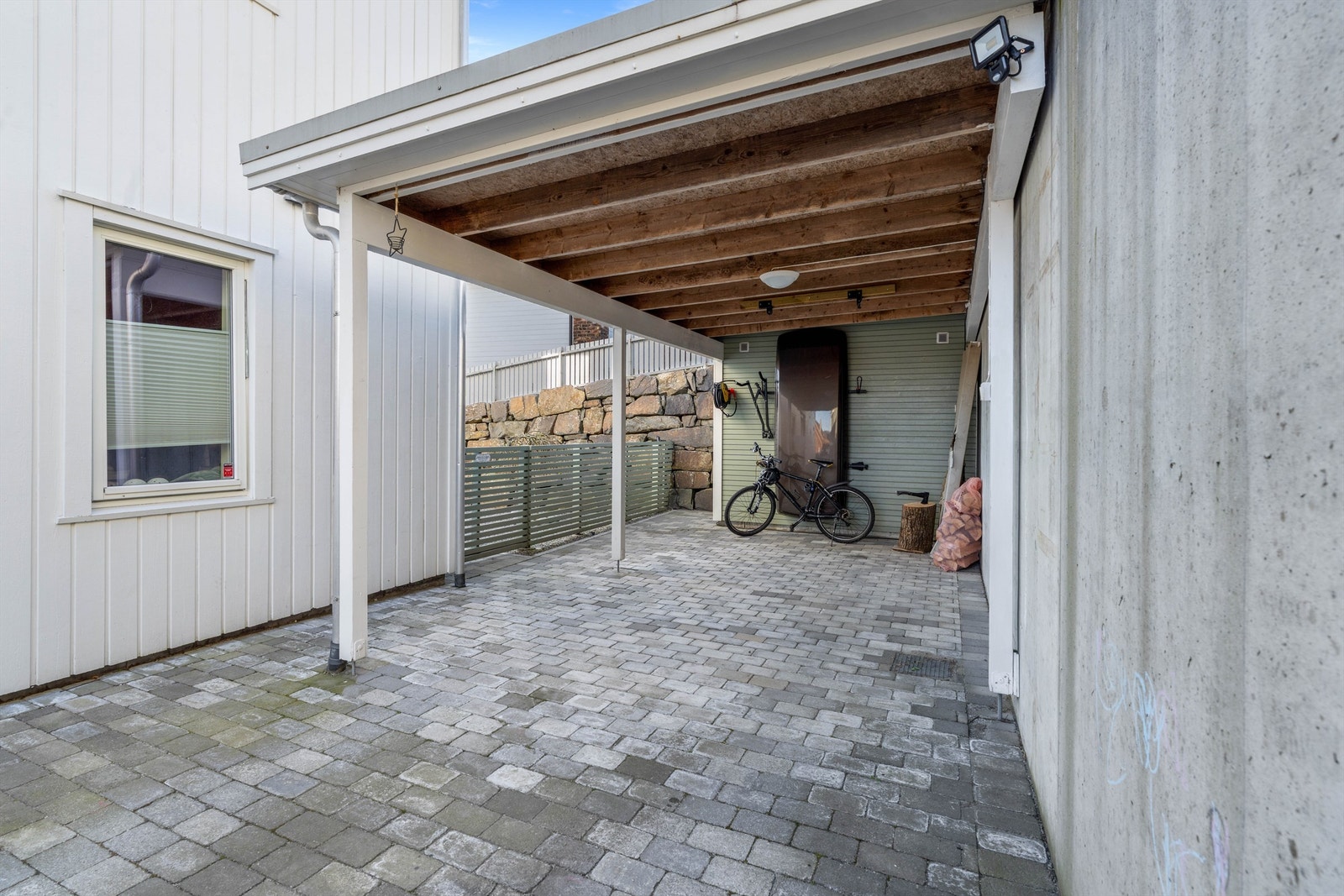 Carport med sportsbod i bakkant. Galleribilde