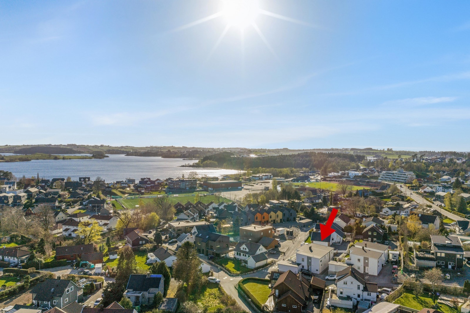 Høydefoto av området rundt. Nabolaget er etablert og pent og området rundt er utrolig frodig og vakkert. Et mangfold av turmuligheter for de aktive sjeler og godt utvalg av idrettstilbud like ved. Galleribilde