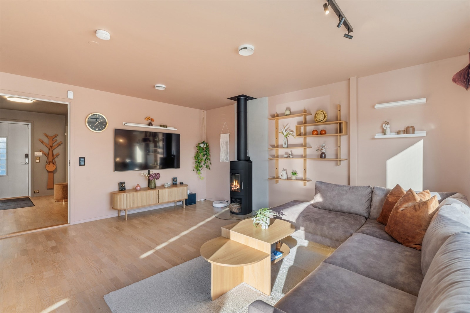 Stue har god plass til sittegruppe og vedovn for ekstra kos på de kalde høst / vinterdager. Galleribilde