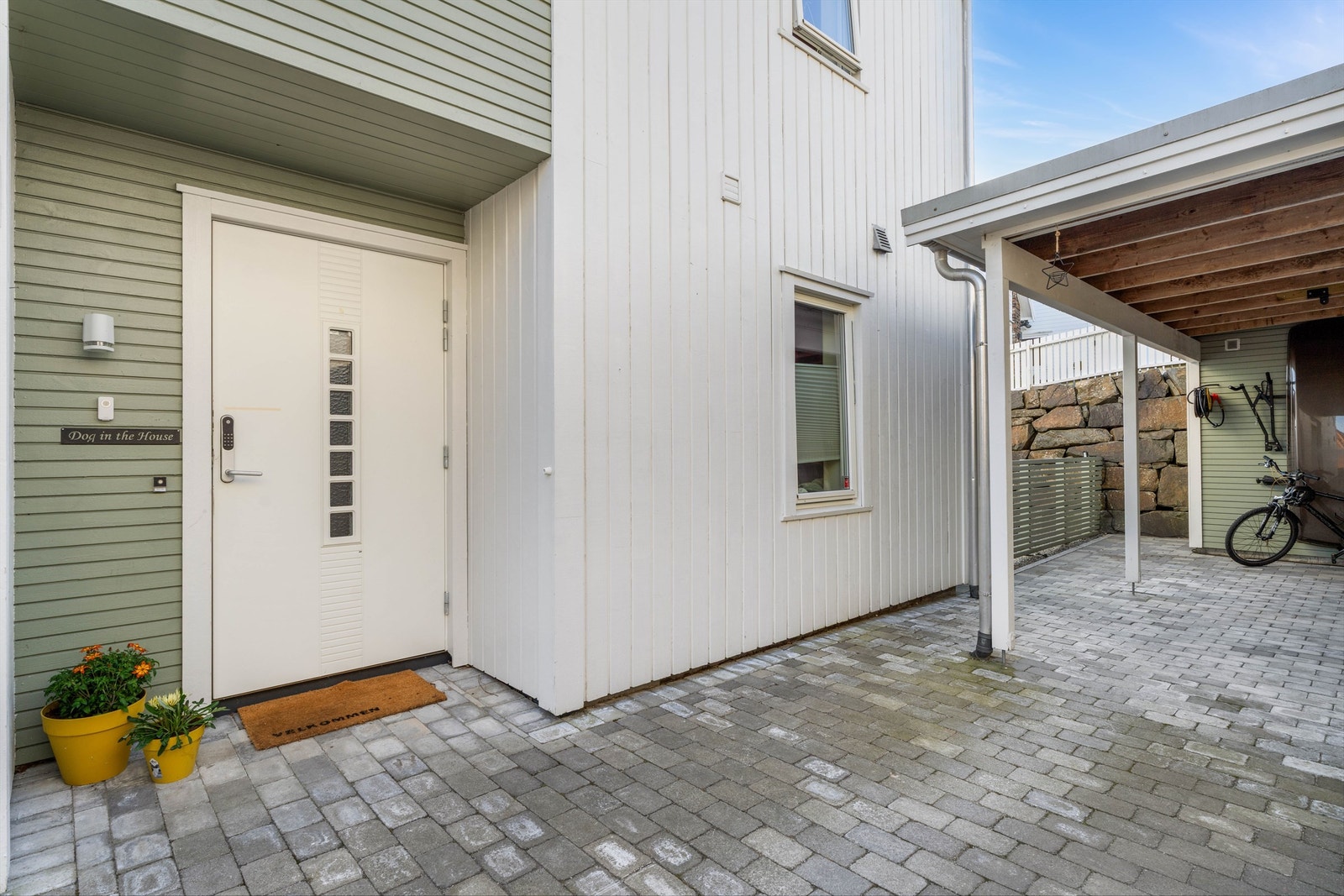 Inngangsparti ved carporten og uteboden. Galleribilde
