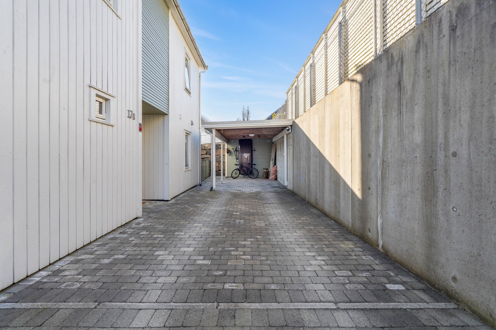 Innkjørsel og carport. Det er plass til en ekstra bil også foran carporten. Galleribilde