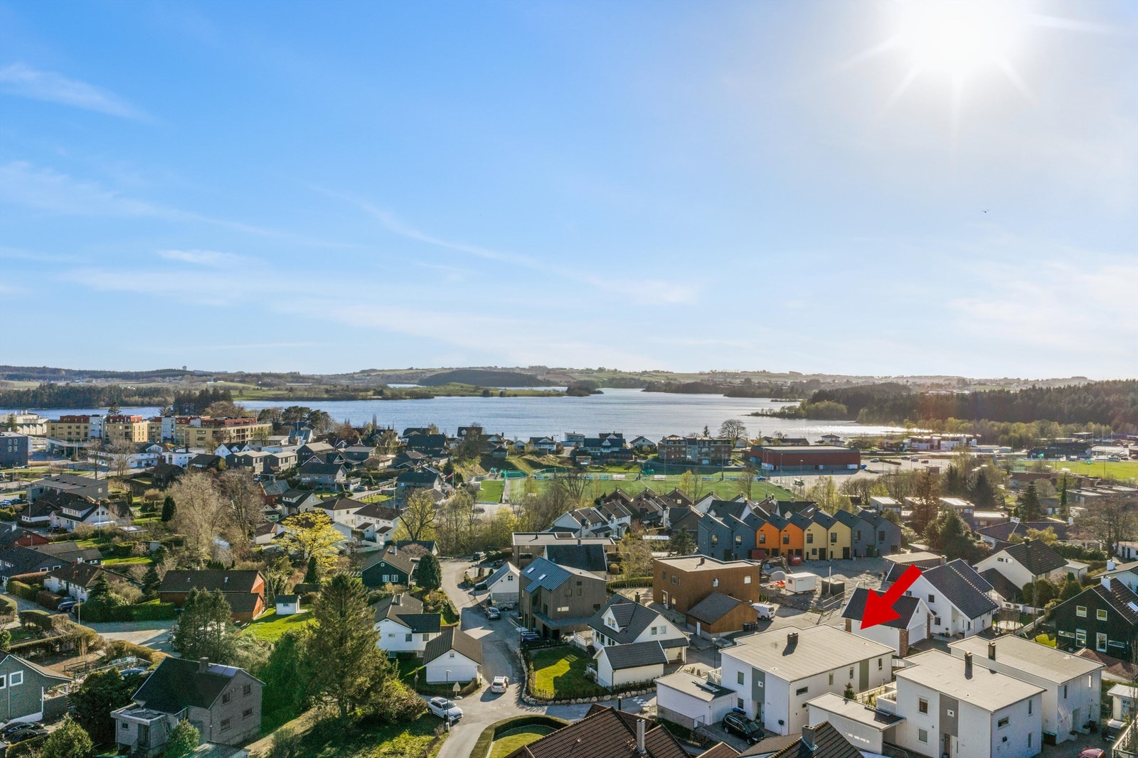 Høydefoto av bolig og området rundt. Galleribilde