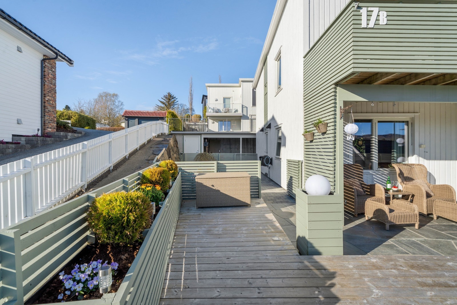Løsningen gjør at man har mulighet å gå rundt egen bolig fra gårdsrom/carport, men er inngjerdet slik det er perfekt og trygt også for dem med små barn eller kanskje firbente familiemedlemmer. Galleribilde